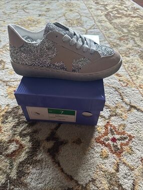 Woman's sneakers/size 7/brand new